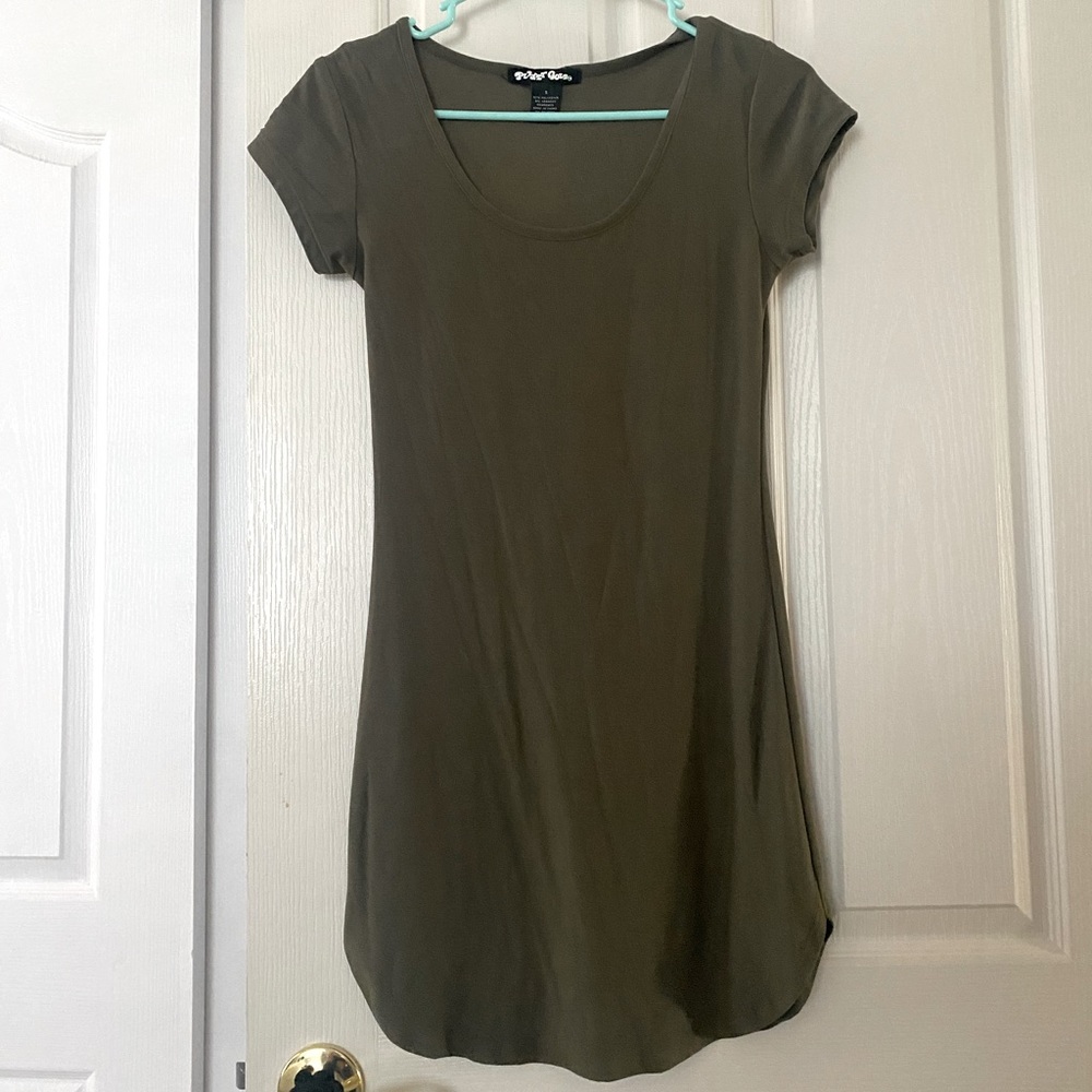 Army green sundress. Bought a few years ago and just don’t wear it anymore.